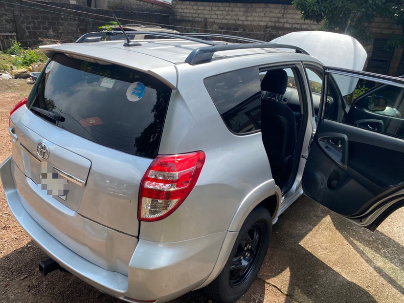 TOYOTA RAV4 ESSENCE  AUTOMATIQUE CLIMATISÉE OCCASION GUINÉENNE EN TRÈS BON ÉTAT.