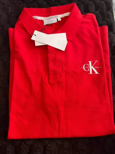 Casquette et ensembles pantalons et t shirt lacoste 